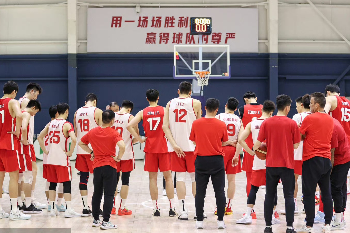 关于观看欧洲预选赛现场，热情球迷为喜爱队伍加油助威.的信息