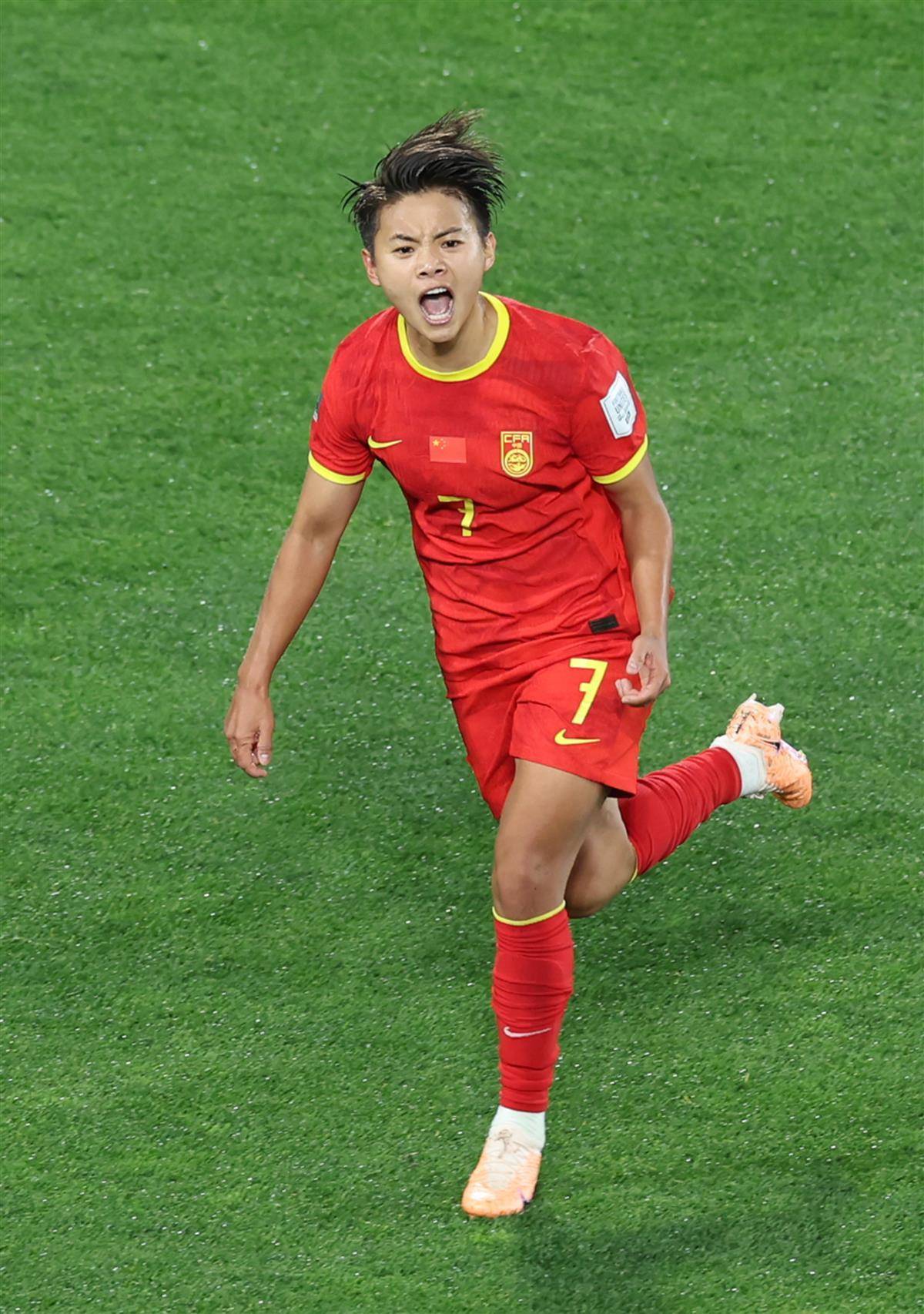 国际足球赛事中，女球员展现实力